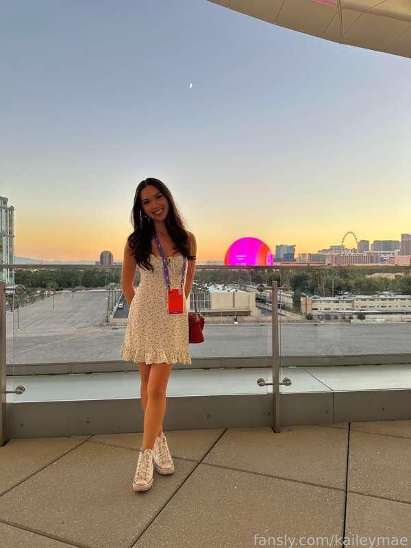#OOTD 🌆 day 1 of Twitchcon was a success hehe it was fun meeting some of you guys!!

#travel #dress #streamer