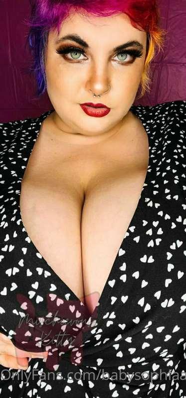 (24) I just subbed to this chick @MischievousKitty and holy ..