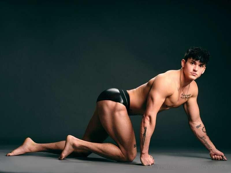 Coley on all fours... tell me a prettier sight, I'll wait 😏