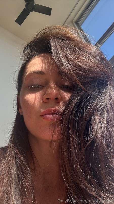 It's the sunlight hitting my hair 💕🤌🏻