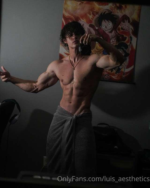 had to show off the physique.. straight out the shower 💦