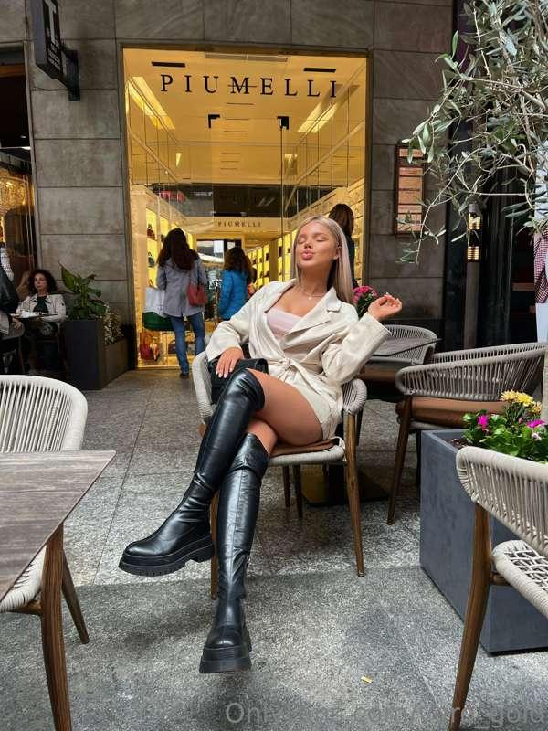 Girl from Milano is sending you a kiss💋💋
💎Write me to get it..