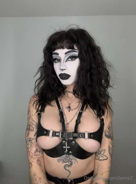 want a goth mommy? 😈