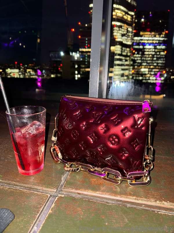 My fans are the best! Thanks for the purse! Check your DMs f..