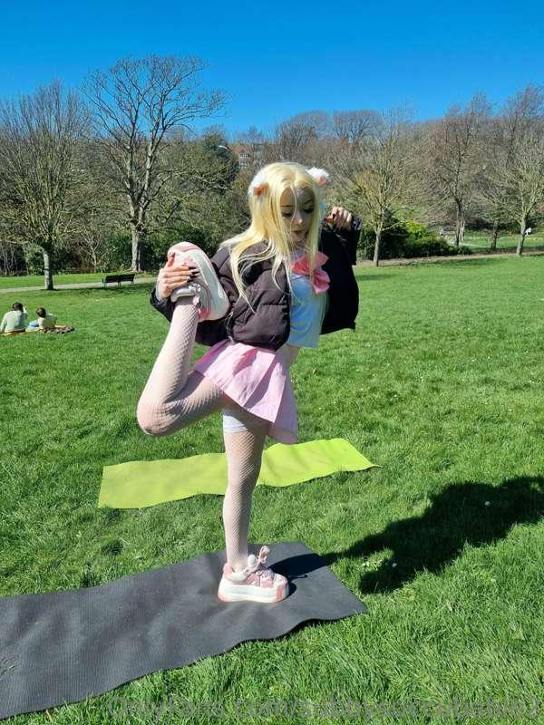 i did some yoga today! gonna post the lewder stuff on my pai..