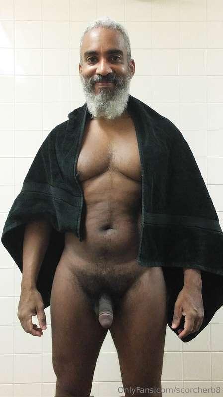 Towel Thursday!  #beard #musculardaddy #gay #feet #gaycruisi..
