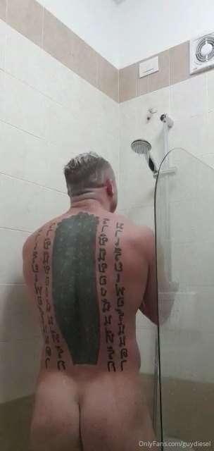 Shower time ! Video to come. Click to see the full pic 😜