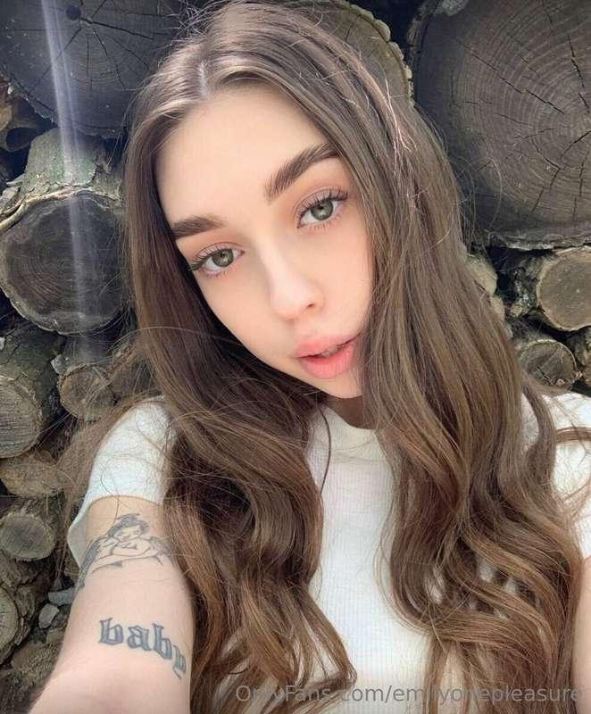 ## Free sub ❤️‍🔥 @miaang this busty horny girl loves jerking..