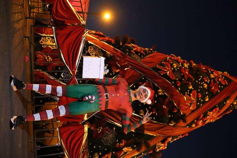 Photo Gallery | A Nudist Elf, sharing the holiday spirit