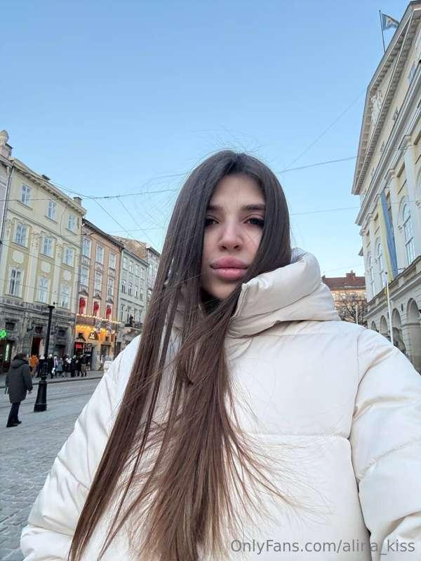 I like to walk in the fresh air, it helps me relax.)
