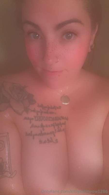 It’s soooo steamy in my shower 🚿 🧼 