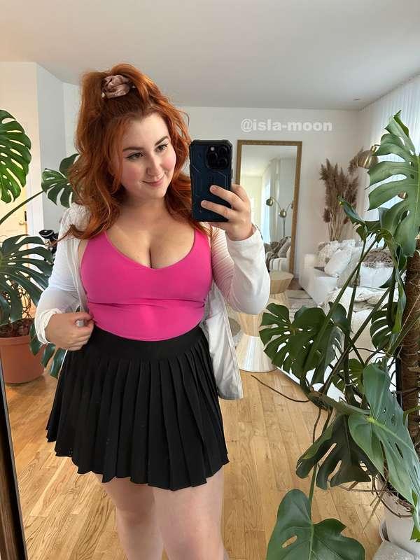 A little upskirt is definitely in your future 😳https://onlyf..