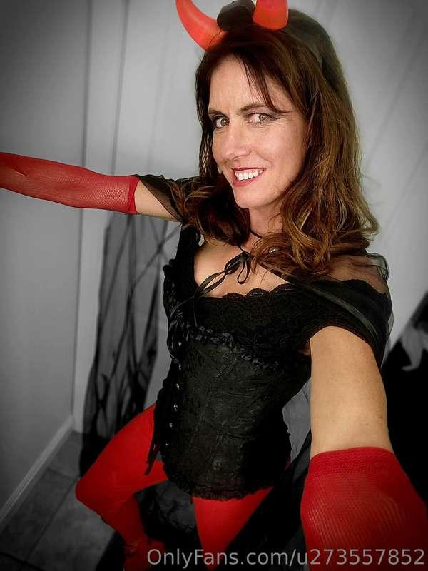 Getting ready for Halloween!!, what do you think of my costu..