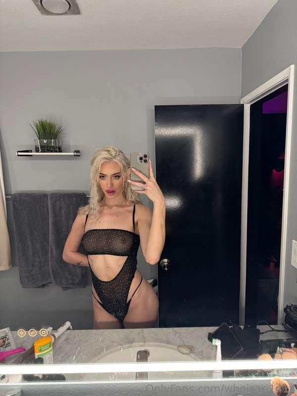 Tell me I look good and I might show you the rest 🙈