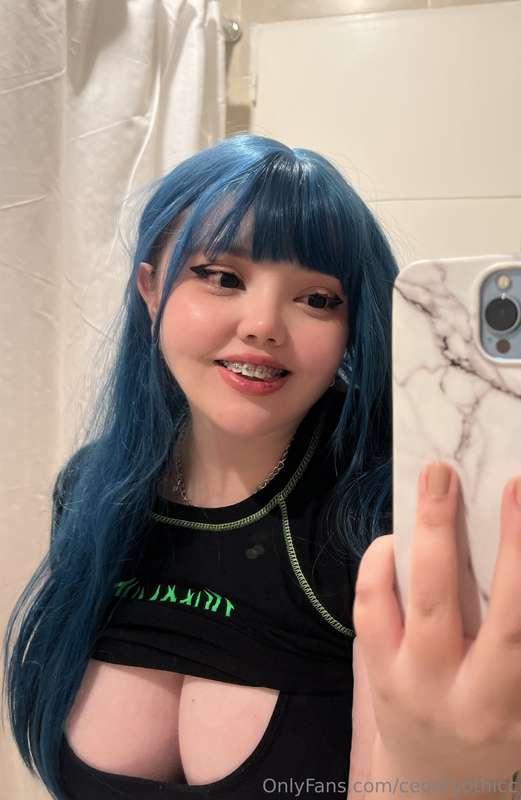 i love bathroom selfies 🥰🫶🏻💙 do u like black or blue hair?