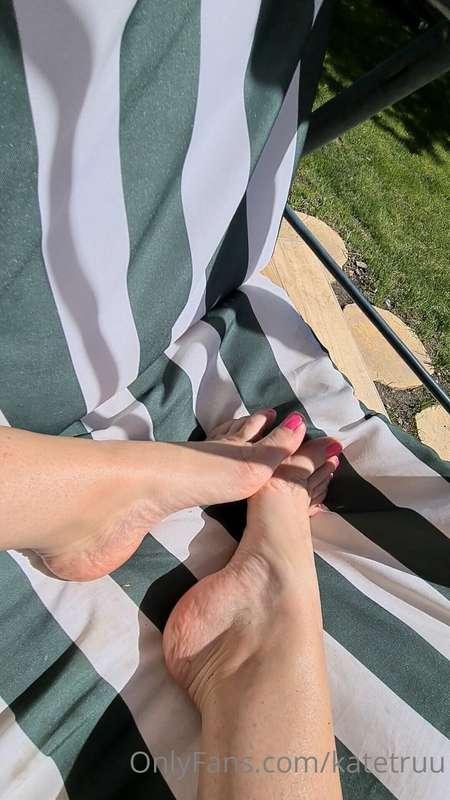 My new pedicure 😸 i try to get some tan on my feet too 🌞🌞🌞