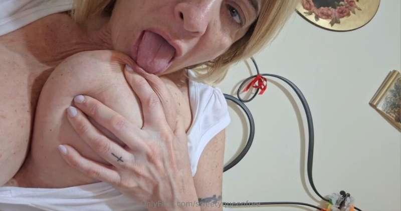 Vieni a leccarmi le tette 🍐🍐? Voglio sentire il tuo cazzo 🍆 ..