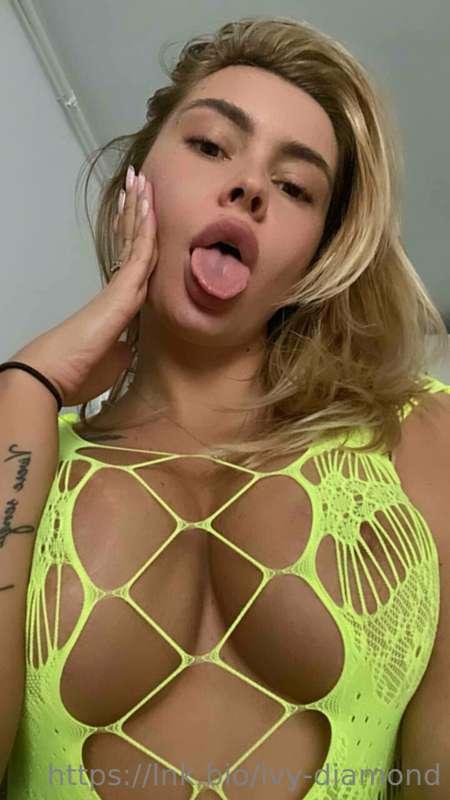 Do you wanna play with me sweet? DM ME!😈😈