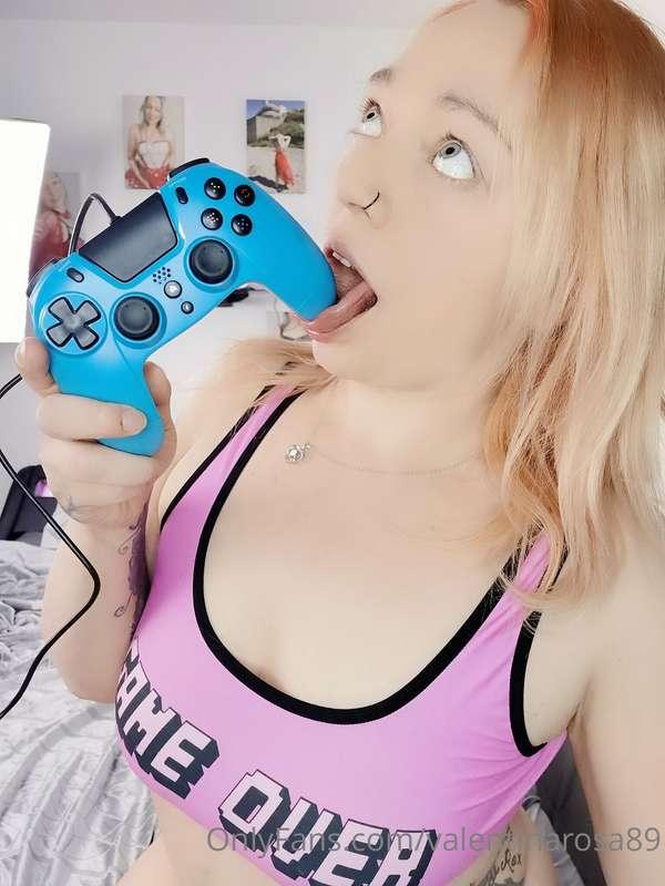 Swipe to see me suck 👉🏼👉🏼👉🏼