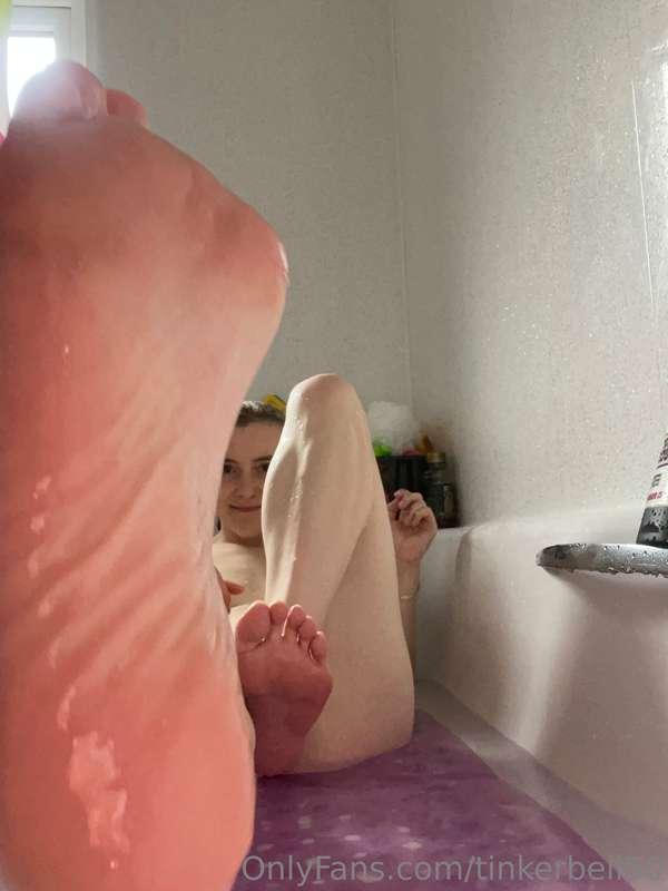 Getting my little soles all wet in the bath 🥰🤤