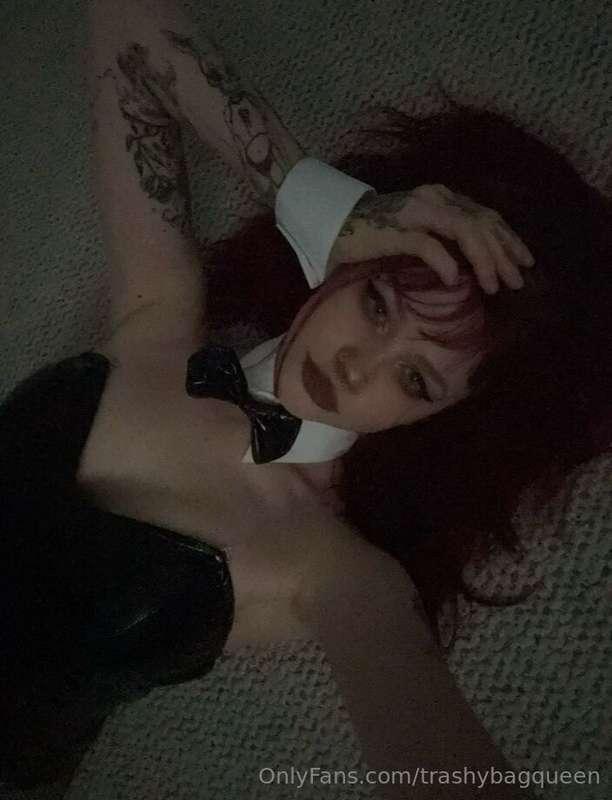 Boredddd. Message me! 🖤