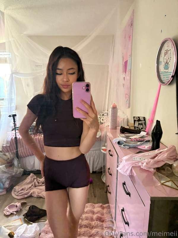 Messy room, even messier thoughts 😏🖤