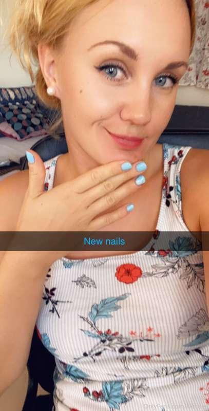 Happy Wednesday 😋😋😋 new nails new shave 😋