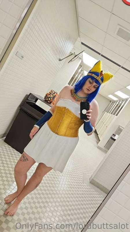 Hiiiiiii guyssss!! Sorry for disappearing yet again. I'm jus..