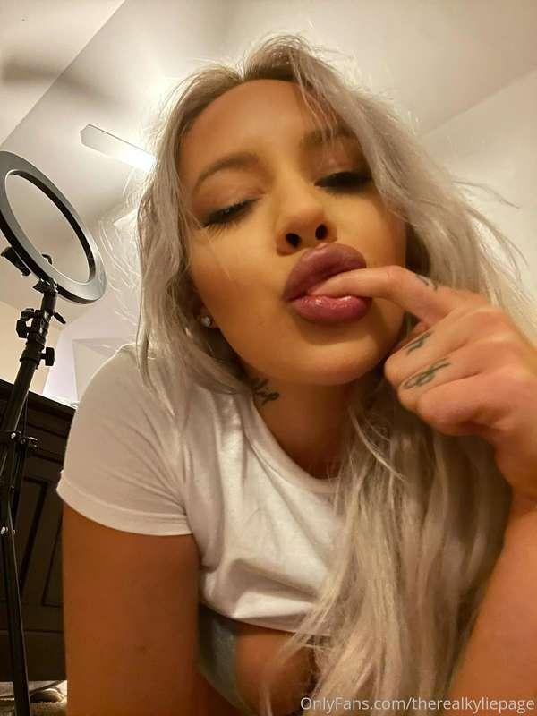 I want to lick something. Can you guess what?😋