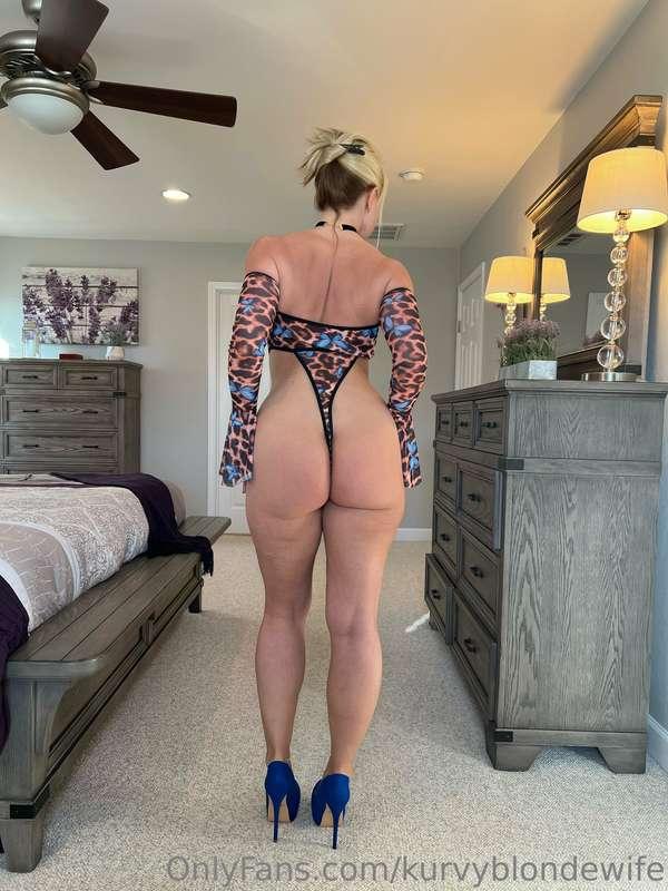 kurvyblondewife image #8