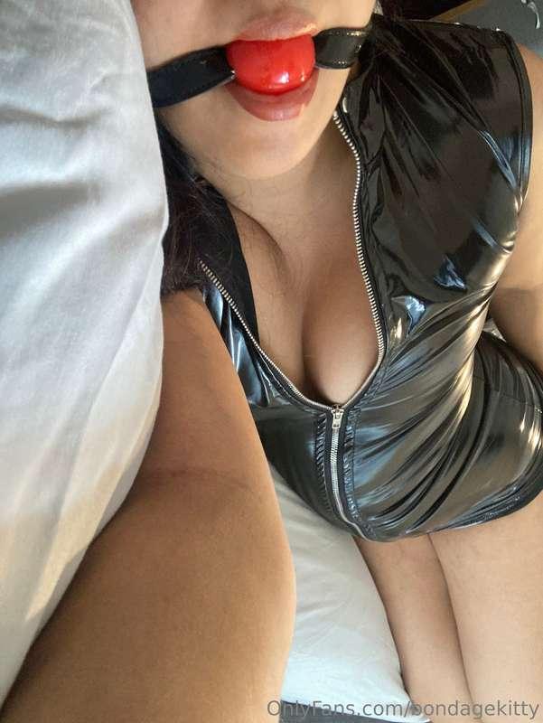 Will someone come and ungag me? 😏😈