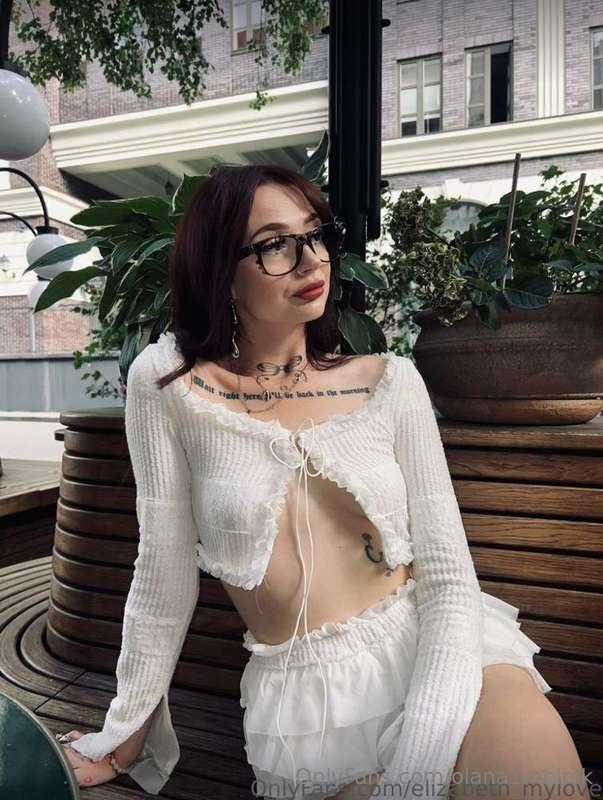 This babe @elizabeth_mylove so cute!! She looks so innocent ..