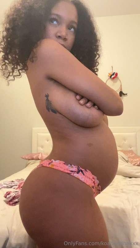 Pregnancy looks good on me? 🥰