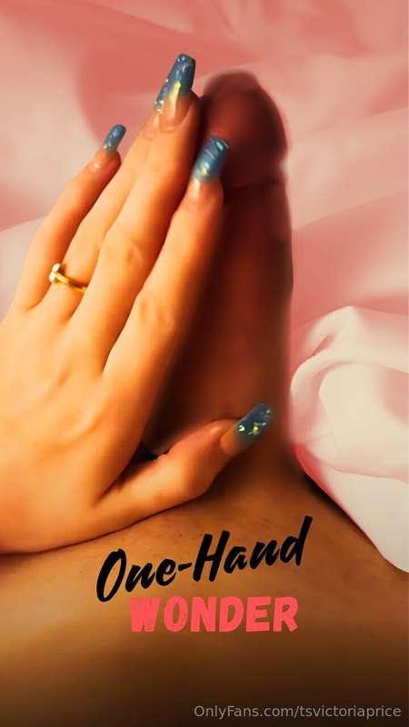 Couldn’t sleep… so I let my hand wander😈 Lying in bed, strok..