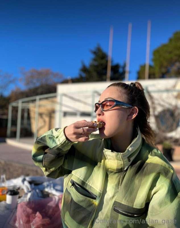 Soaking up the sun on a picturesque picnic day! ☀️🧺 Nature's..