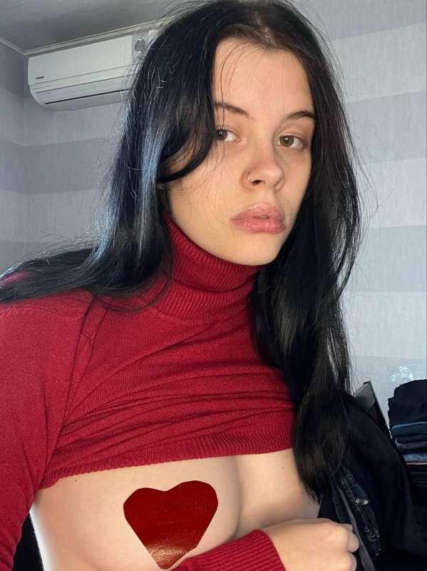 Cute @yyyynona 😍🌺 has a hot surprise for you, @yyyynona is a..