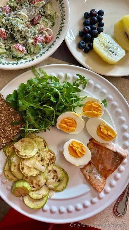 I continue to show what a great landlady I am haha 😈My dinne..