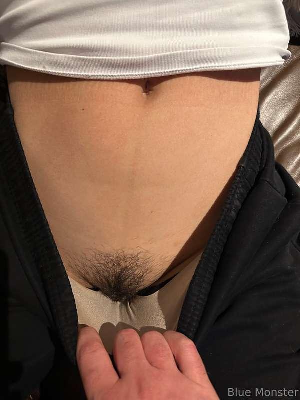 This hairy pussy will make you cum in 5 strokes.