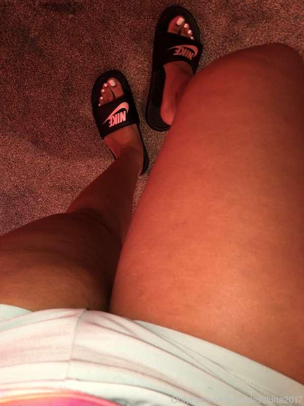 Cocaine white toes and slides, yes please ! Oh and thick thi..