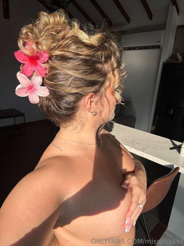 her hair… it’s full of secrets 🌸