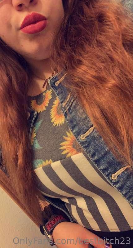 Sunflowers, denim, and red lipstick 😘