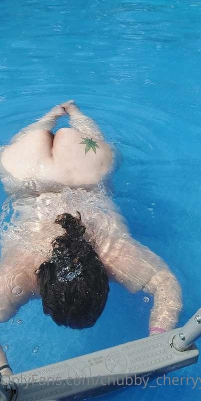 Pool sex, yay or nay? 💦