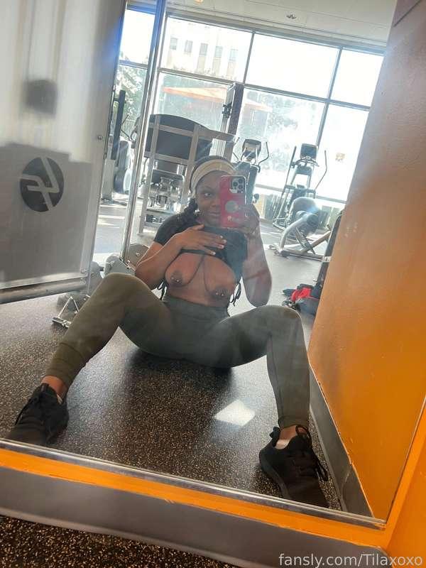 Good morning! I know it’s Saturday but still go ahead and hit the gym! Maybe you’ll see someone like me in there 😊😌