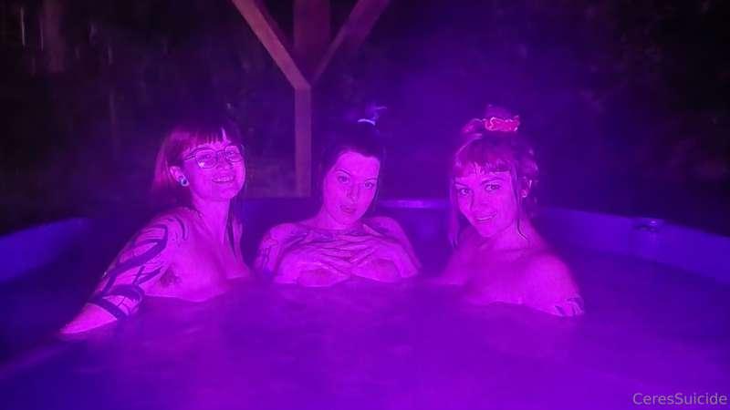 hot tub cuteness with my babes @natie and @heyitsfionamae 😍😍