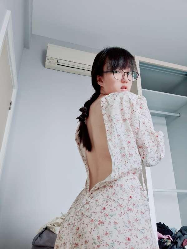 Daddy, can u help me to zip my dress?