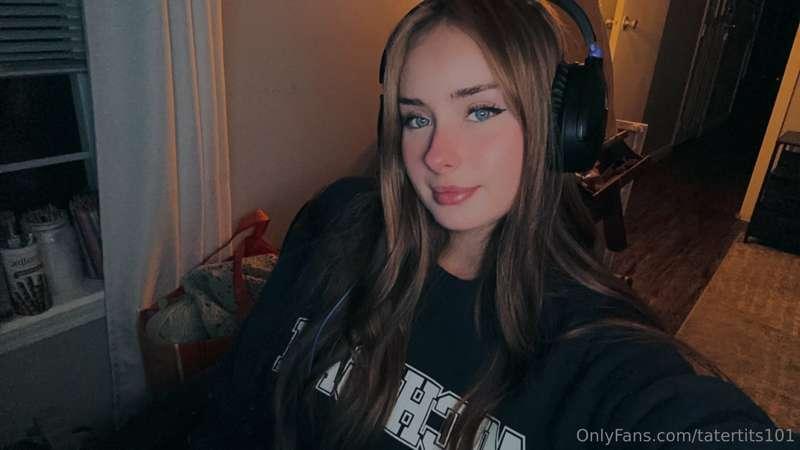 ur virtual gamer girl