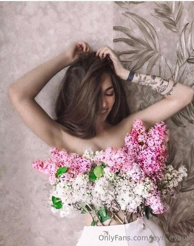 Heyyyyy sweet💋💋💋  Which flowers do you think I love the most..