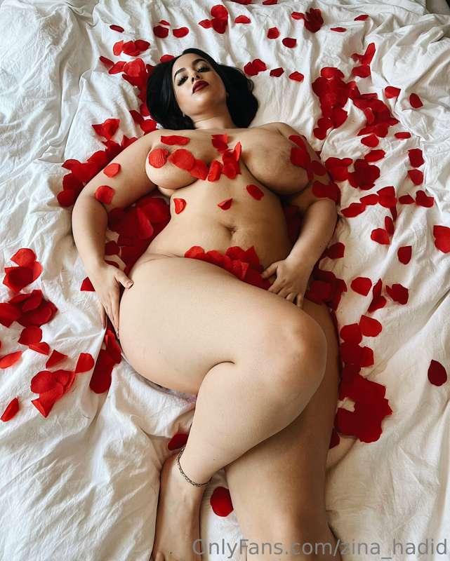Hope you all had an amazing V day. ❤️

Unlock for the spicy ..