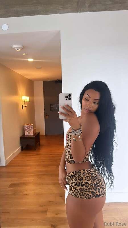 yoo daddy im kinda bored rn, why don't we make each other cu..