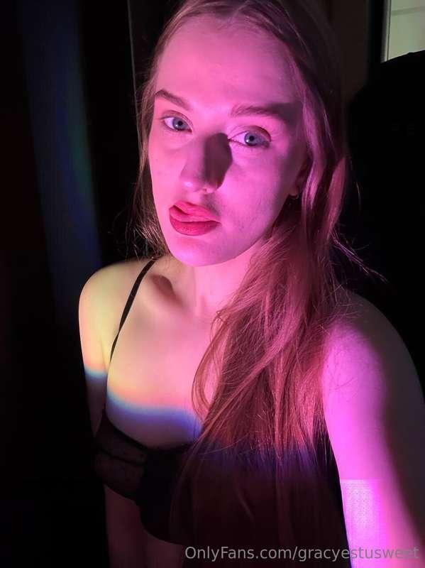 If the lighting looks like a mood… it’s because I am one 😈🎭 ..